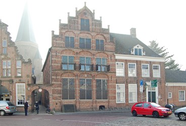 <p><span style="font-kerning: none">Als in 1532 hertog Karel van Gelre besluit om aan het eind van de Zaadmarkt op een terrein tegen de stadsmuur een dwangburcht te bouwen, moeten daarvoor in de ruime omtrek huizen gesloopt worden. Na de sloop van deze dwangburcht enkele jaren later, werd de grond verkocht aan Jorien Warninckhoff, die hier in 1549 het grote huis ‘Dat Bolwerck’ liet bouwen. Aan de noordzijde van Dat Bolwerck werd in 1639  de voormalige ‘Ruiterkortegaard’ gebouwd, een ‘corps du garde’  met een voorgevel in laat-manieristische stijl.</span></p>
